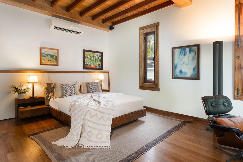 Property building, Bed, Photo of the whole room, Seating area, Bedroom