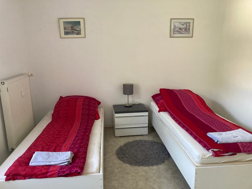 Self check in ganzes Apartment 40 m zwei Schlafzimmer Wlan Parkplatz eigenes Badezimmer mit Badewanne Kochecke Einfamilienhaus Apartment in Oberhausen