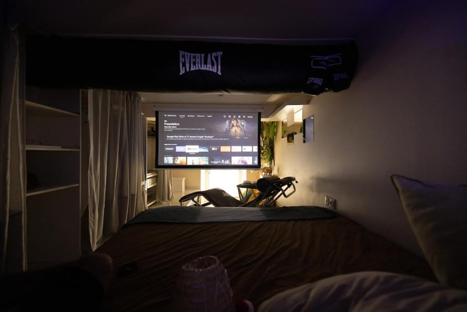 Bed, TV and multimedia, Photo of the whole room