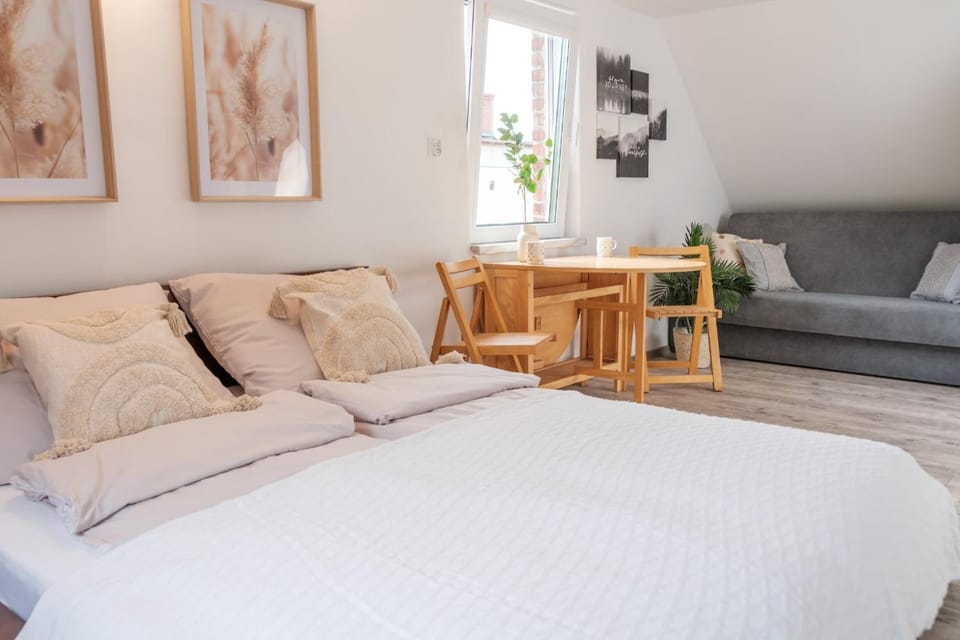 Bed, Living room, Photo of the whole room, Seating area, Dining area, Bedroom