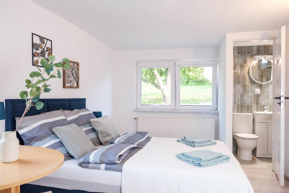 Shower, Toilet, Bed, Bathroom, Living room, Photo of the whole room, Seating area, Bedroom, towels