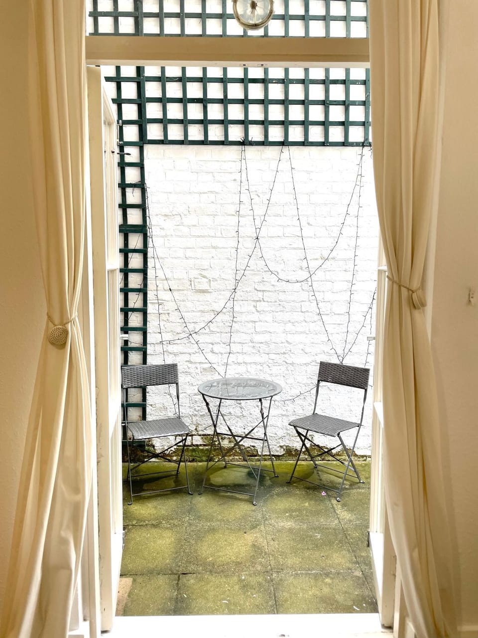 Property building, Patio, Facade/entrance, Day, Balcony/Terrace