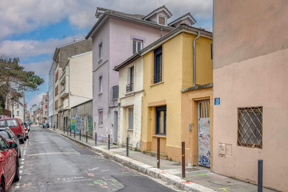 Property building, Day, Neighbourhood, City view, Street view, Location, Parking