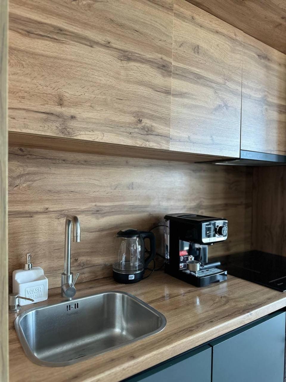 Coffee/tea facilities, Kitchen or kitchenette, stove