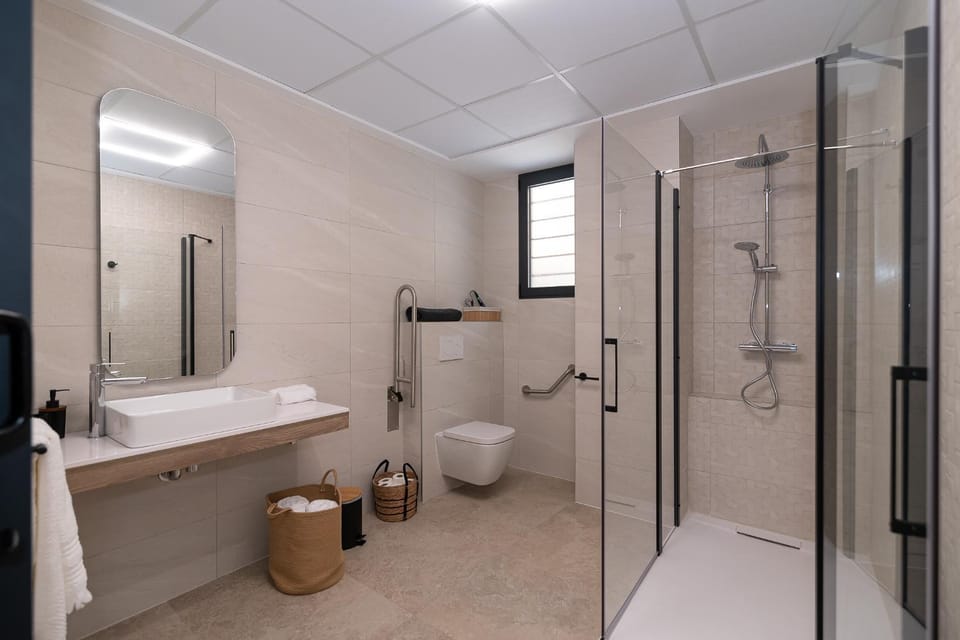 Shower, Toilet, Bathroom, towels