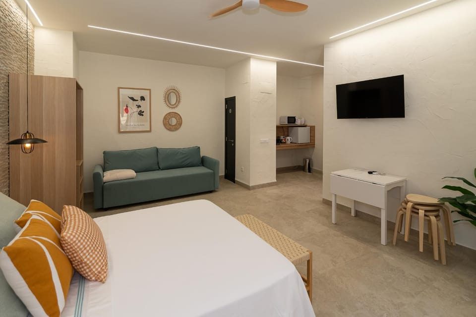 Bed, TV and multimedia, Living room, Photo of the whole room, Dining area, Bedroom