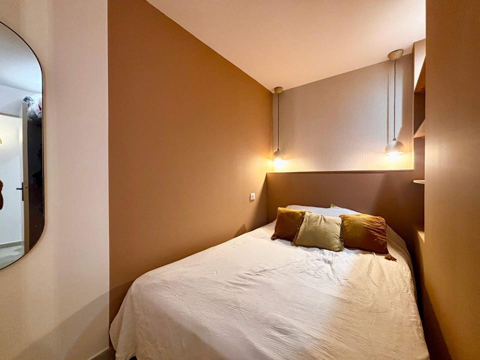 Bed, Photo of the whole room, Bedroom