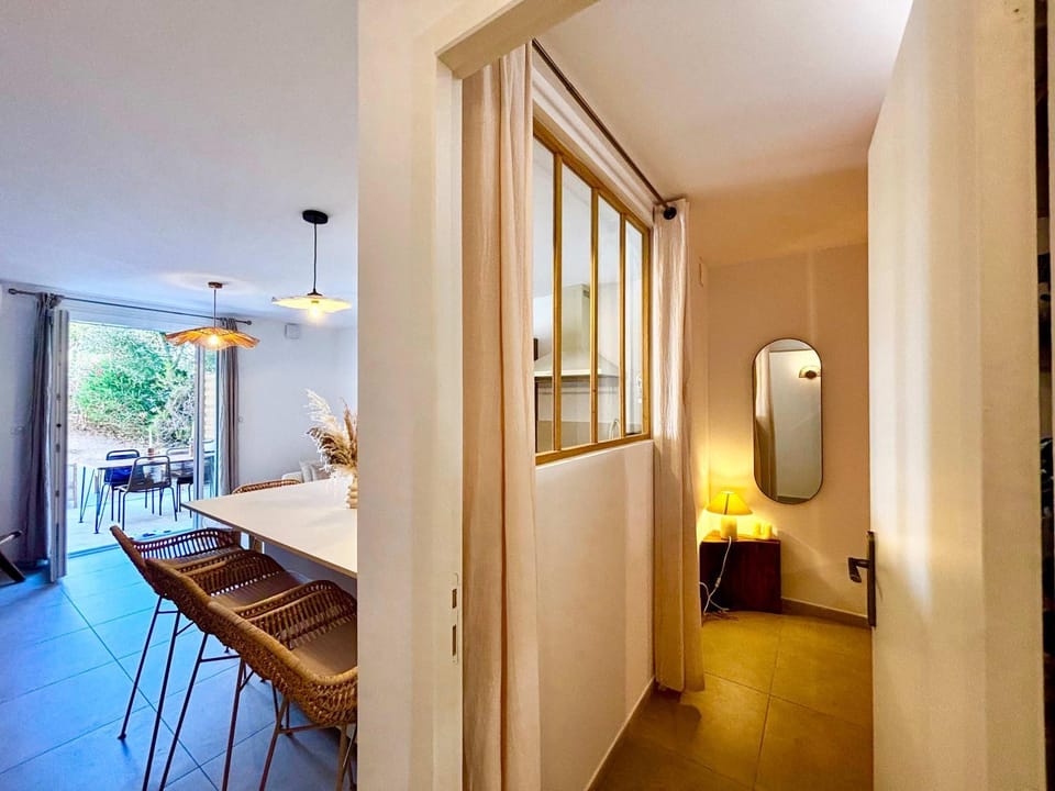 Living room, Seating area, Dining area, Bedroom, kitchen