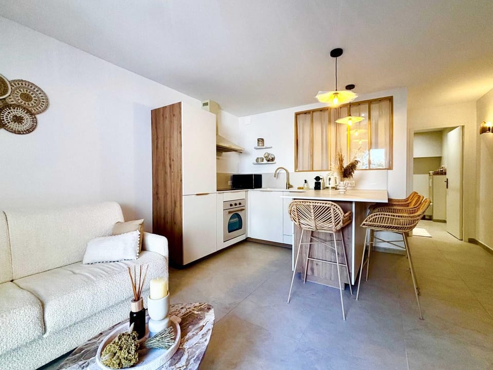 Coffee/tea facilities, Kitchen or kitchenette, Living room, Seating area, Dining area, oven