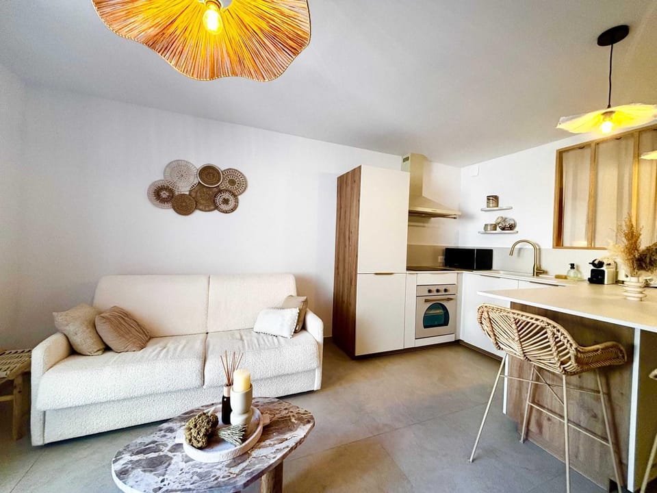 Kitchen or kitchenette, Living room, Dining area, dishwasher, oven, stove, toaster