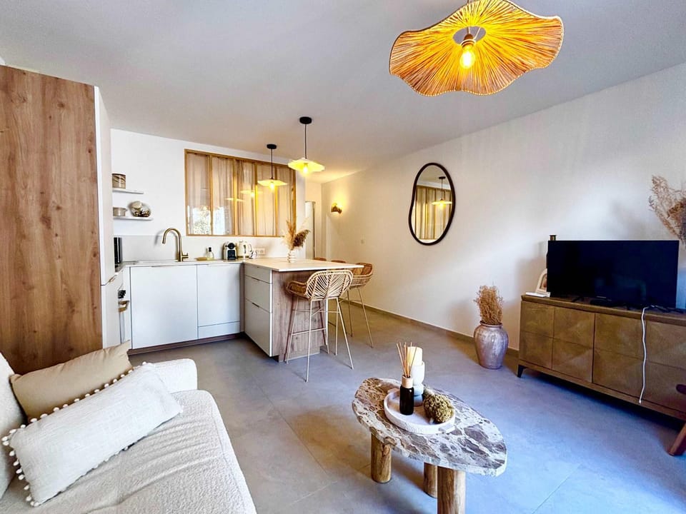 TV and multimedia, Kitchen or kitchenette, Living room, Seating area, Dining area