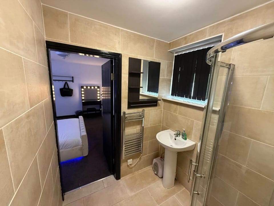 Shower, Bathroom, towels