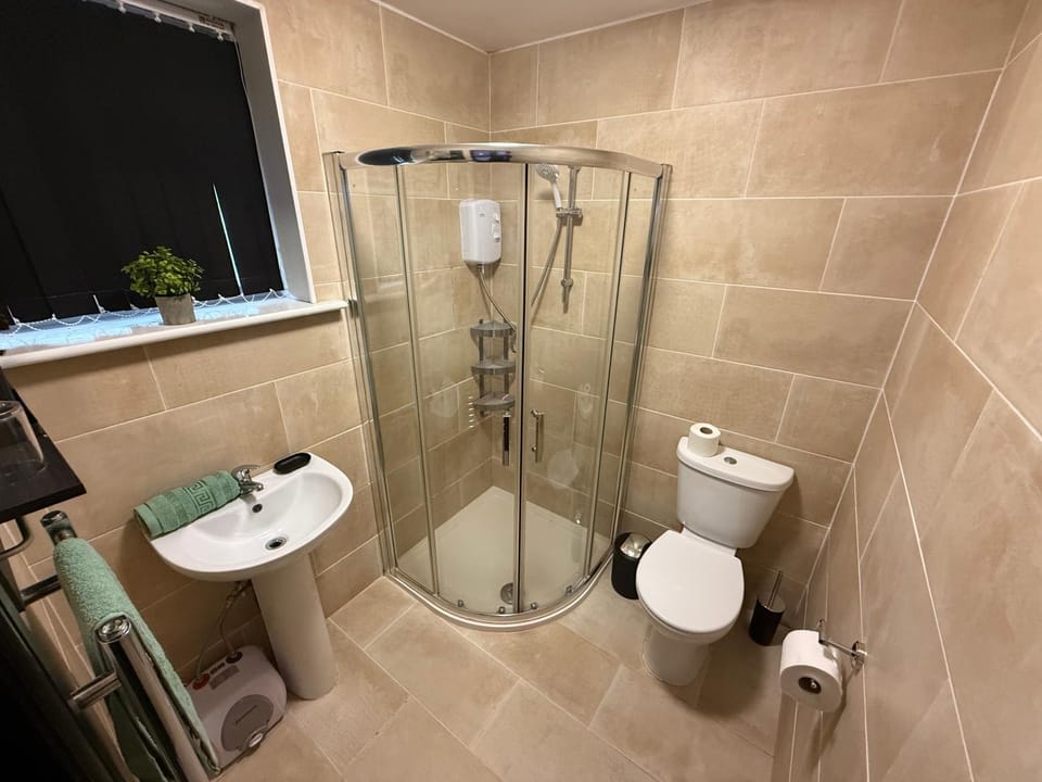 Shower, Toilet, Bathroom, towels