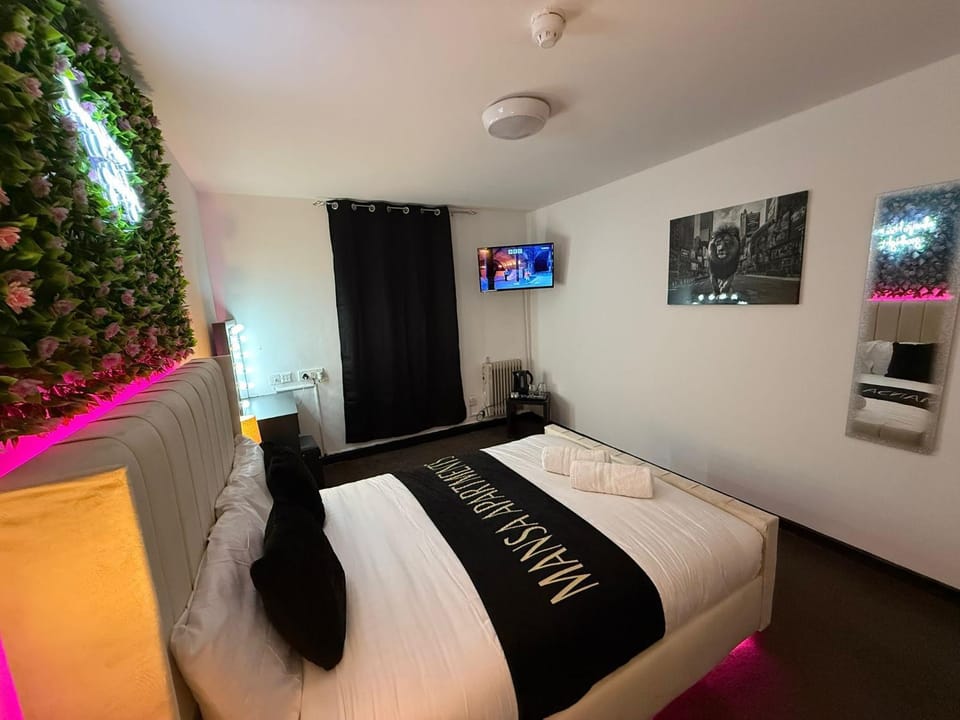 Bed, TV and multimedia, Bedroom