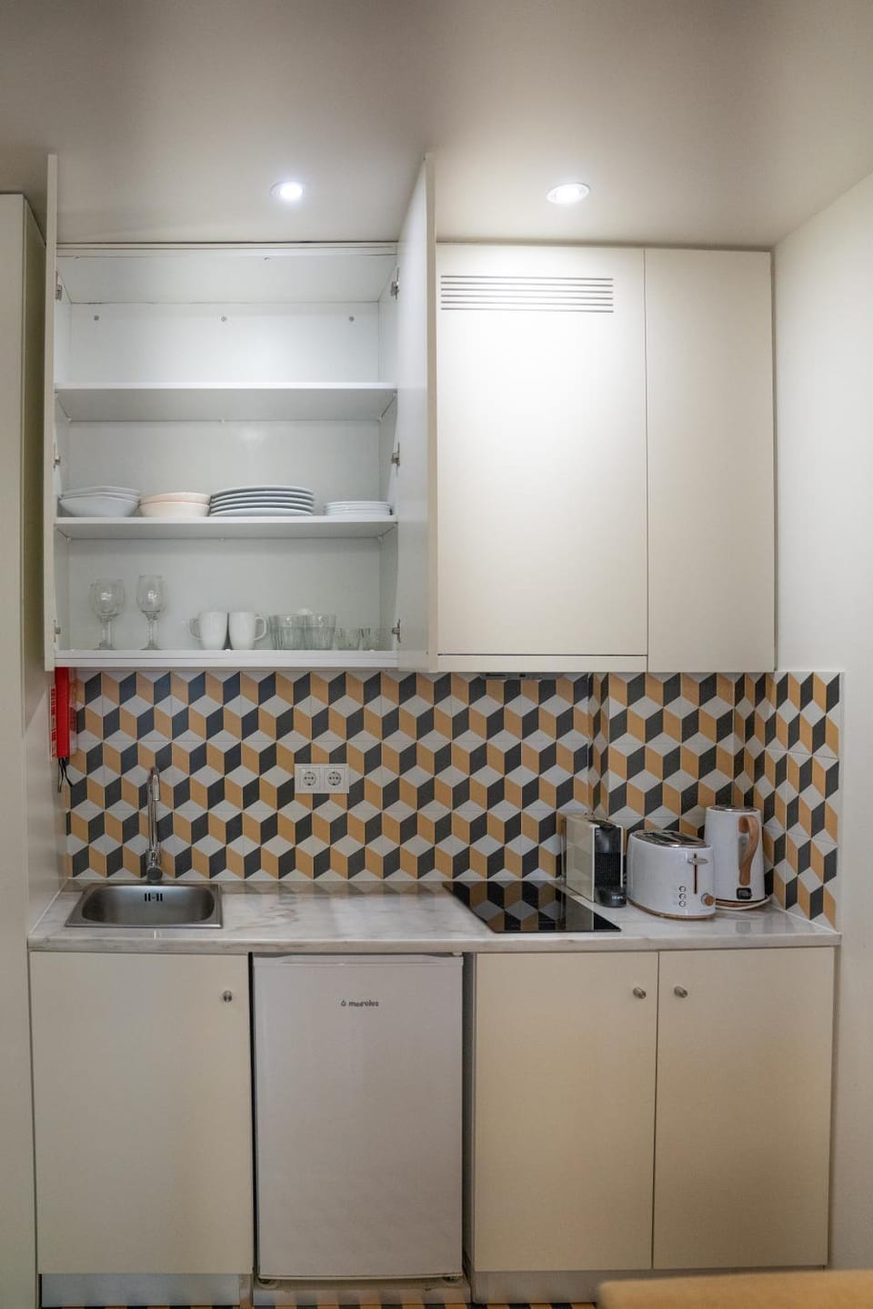 Coffee/tea facilities, Kitchen or kitchenette, stove