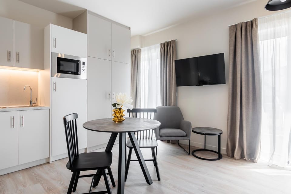 TV and multimedia, Living room, Seating area, Dining area, microwave, kitchen