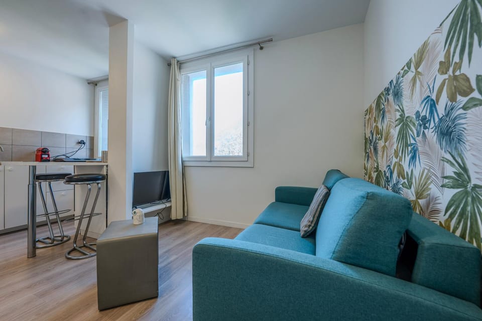 TV and multimedia, Kitchen or kitchenette, Living room, Seating area, Dining area
