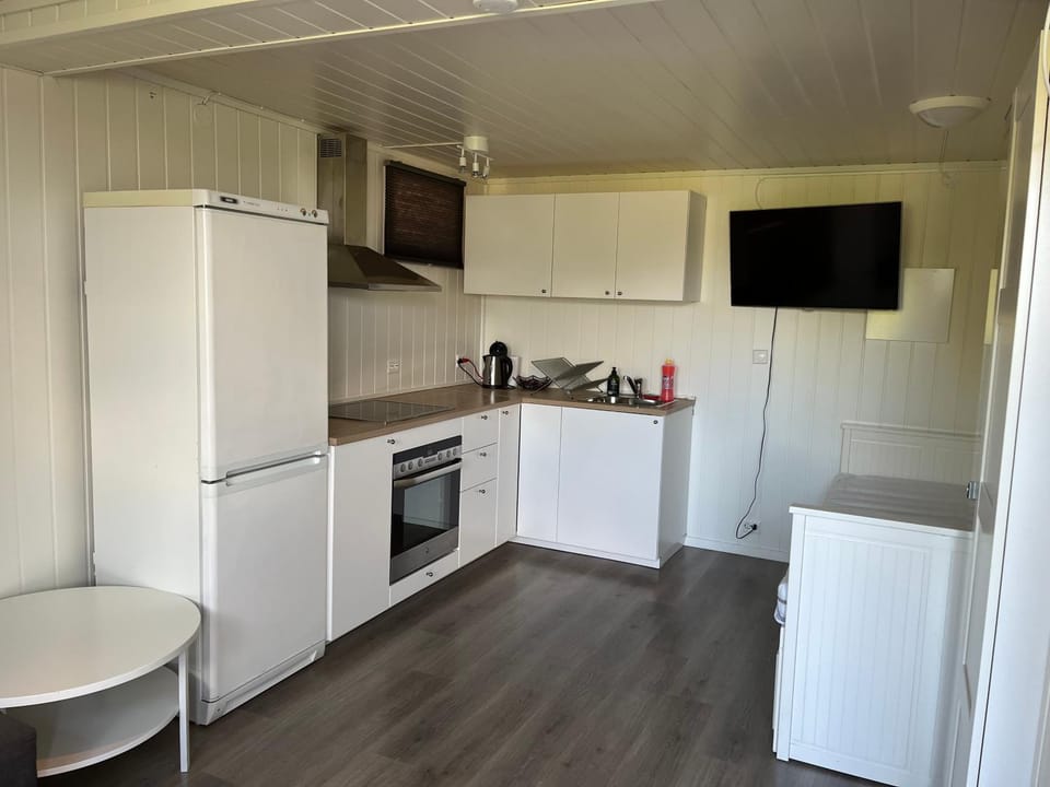 Coffee/tea facilities, Kitchen or kitchenette, stove