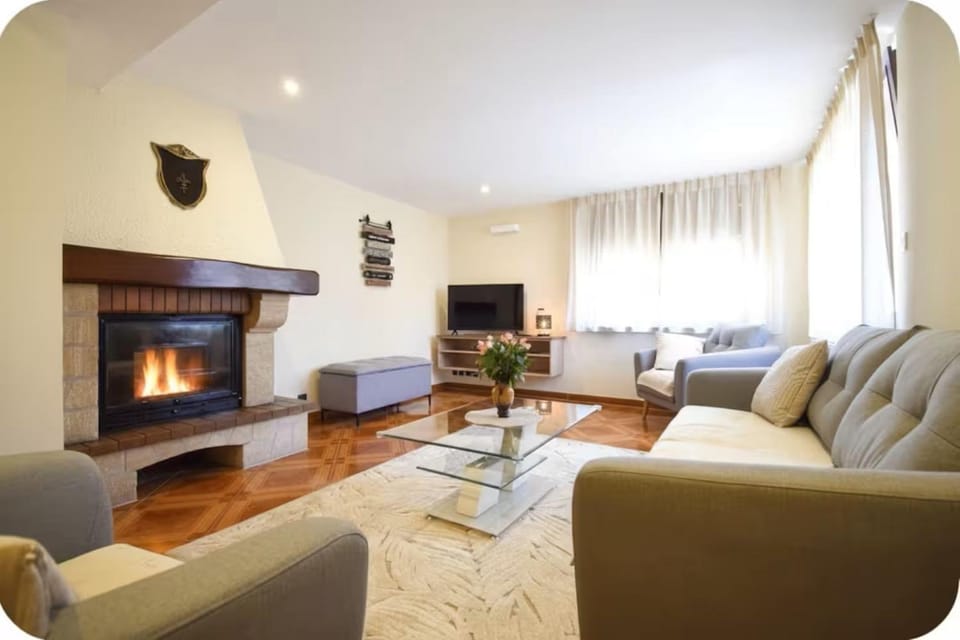 Communal lounge/ TV room, TV and multimedia, Living room, Seating area