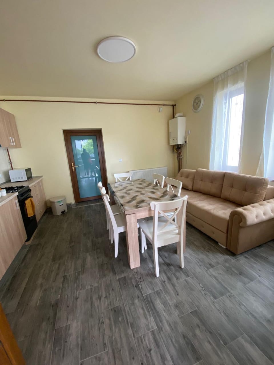 Kitchen or kitchenette, Living room, Seating area, Dining area