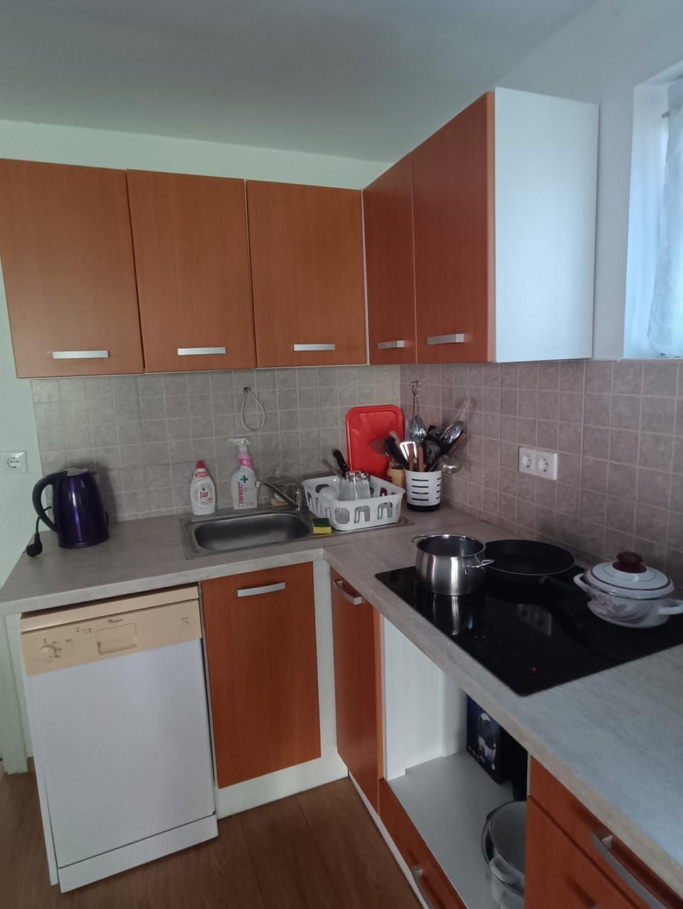 Kitchen or kitchenette, dishwasher, stove