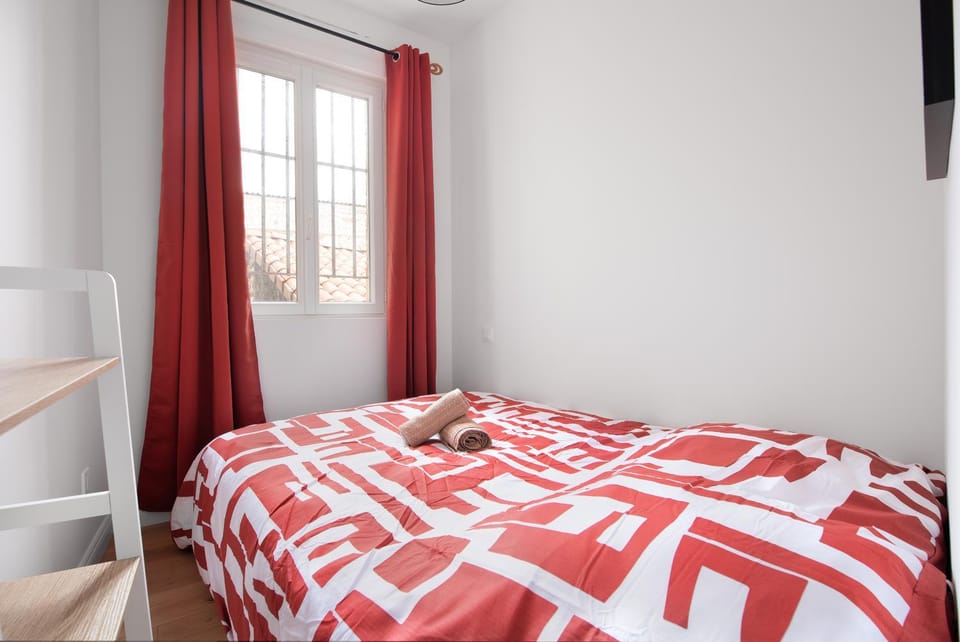 Bed, Photo of the whole room, Bedroom