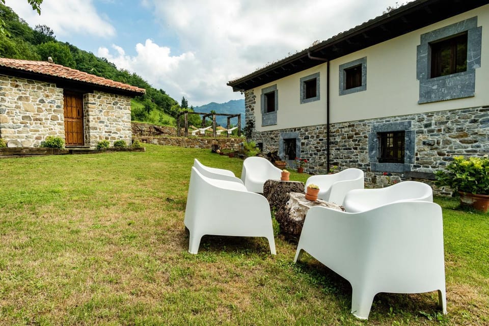 Property building, Spring, Day, Natural landscape, Garden, Garden view, Mountain view, sunbed