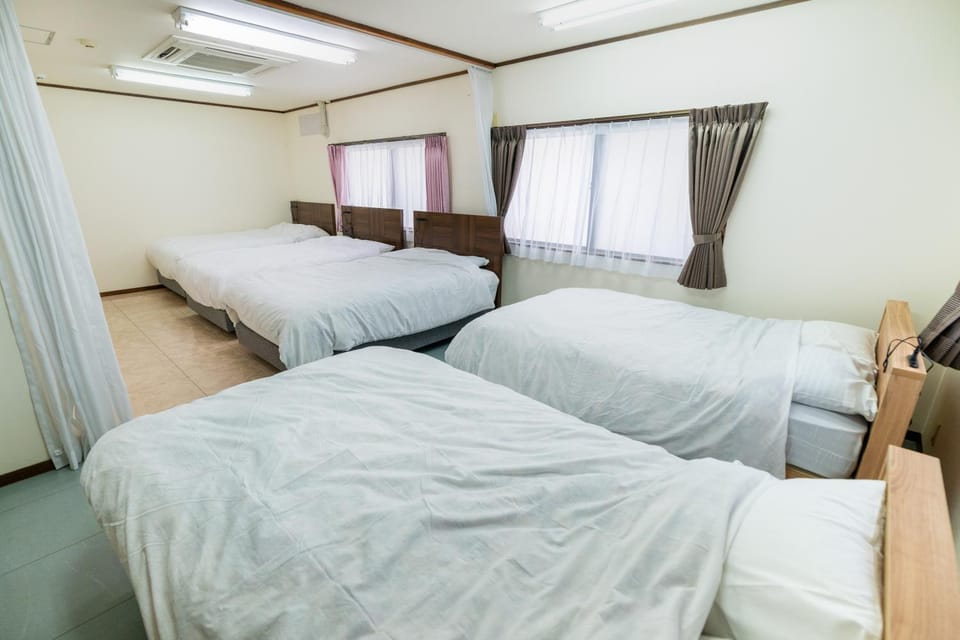 最大20名宿泊可能 大型テレビでスポーツ観戦 グループ旅行に最適 KOEI HOUSE in AWASE Apartment in Okinawa Prefecture