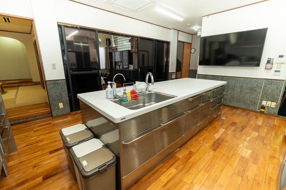 最大20名宿泊可能 大型テレビでスポーツ観戦 グループ旅行に最適 KOEI HOUSE in AWASE Apartment in Okinawa Prefecture
