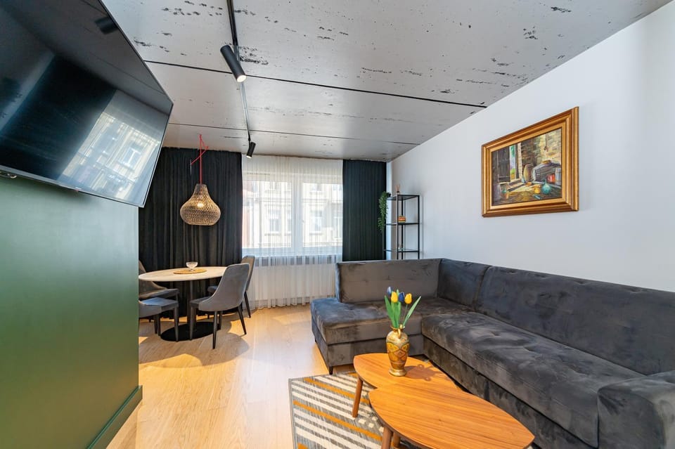 TV and multimedia, Kitchen or kitchenette, Living room, Seating area, Dining area