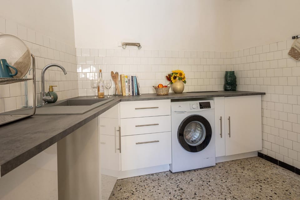 Kitchen or kitchenette, washing machine