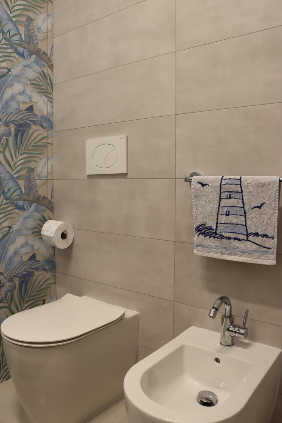 Toilet, Bathroom, towels