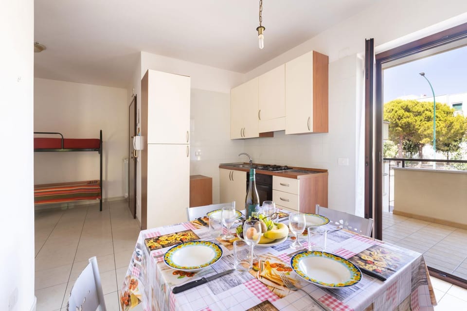 Kitchen or kitchenette, Dining area, stove