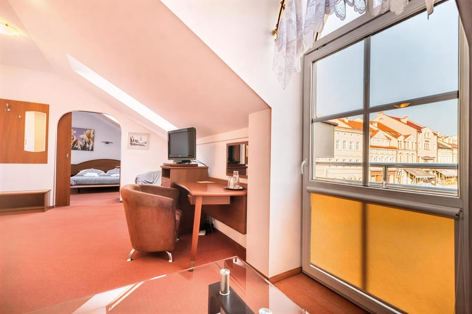 Bed, TV and multimedia, Living room, Photo of the whole room
