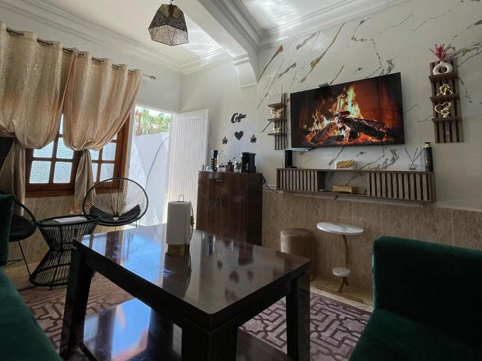 TV and multimedia, Living room, Seating area, flat iron