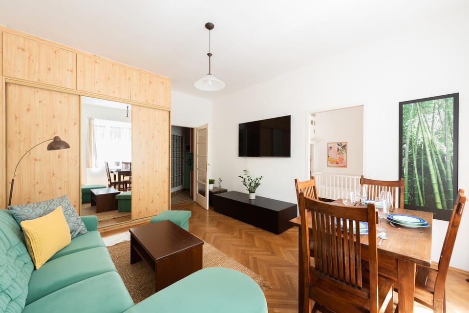 TV and multimedia, Living room, Seating area, Dining area