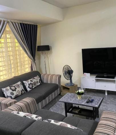 Communal lounge/ TV room, TV and multimedia, Living room, Seating area, Evening entertainment
