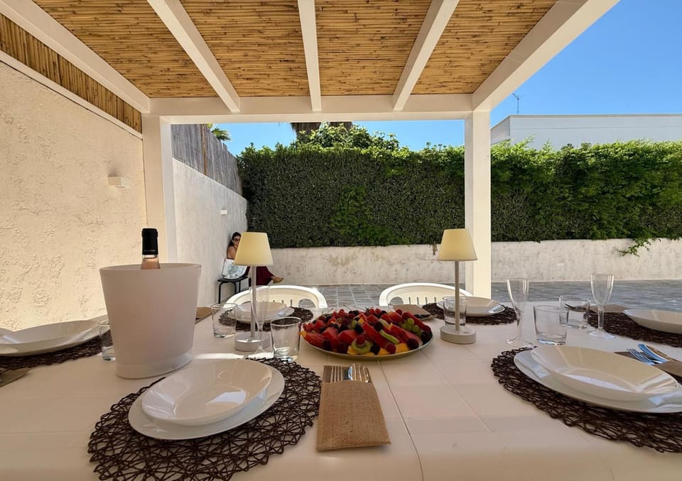 Patio, Day, Garden, Dining area, Food