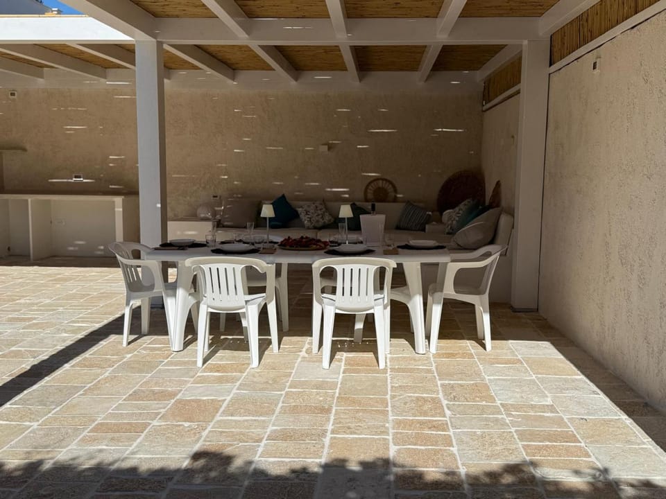 Patio, Day, Dining area