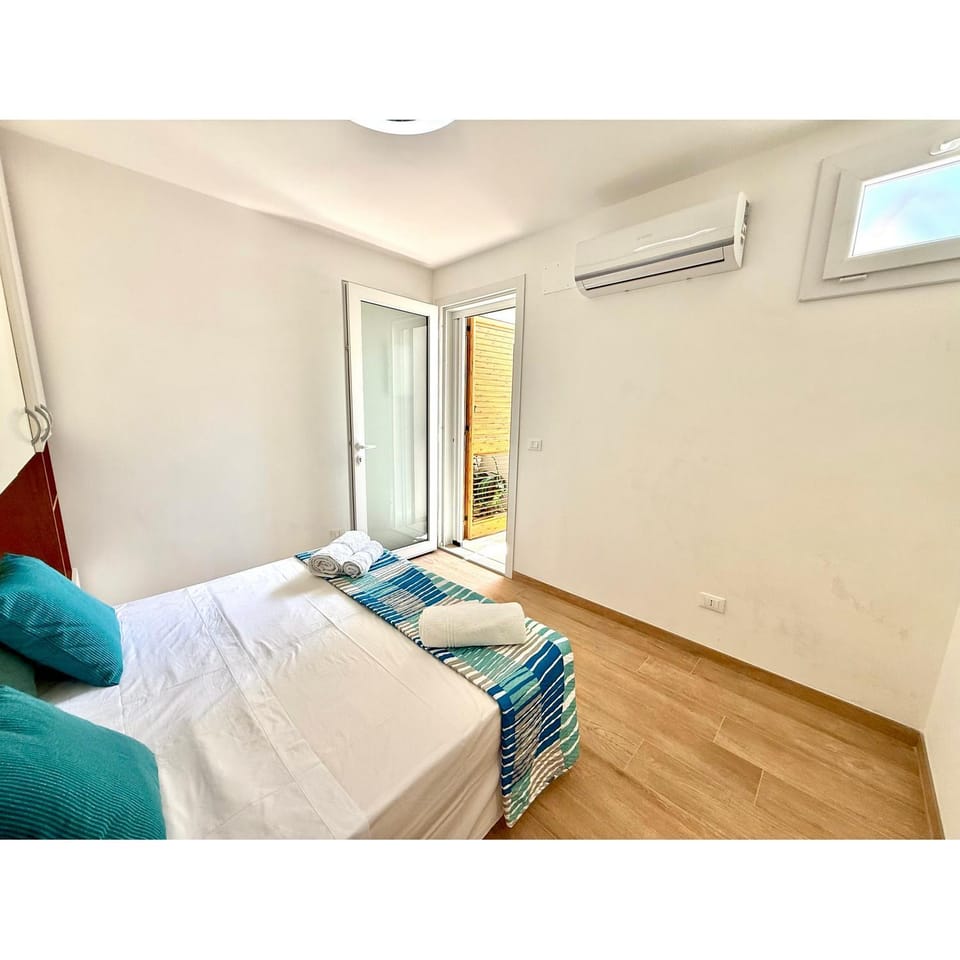 Bed, Photo of the whole room, Bedroom, air conditioner