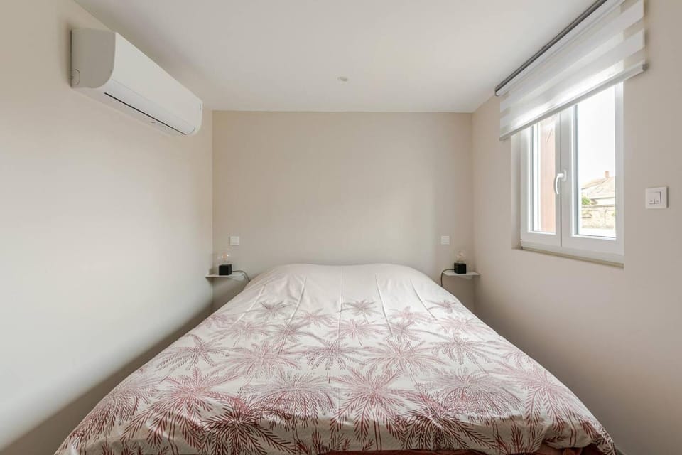 Bed, Photo of the whole room, Bedroom, air conditioner