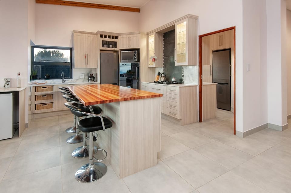 Kitchen or kitchenette, microwave, stove