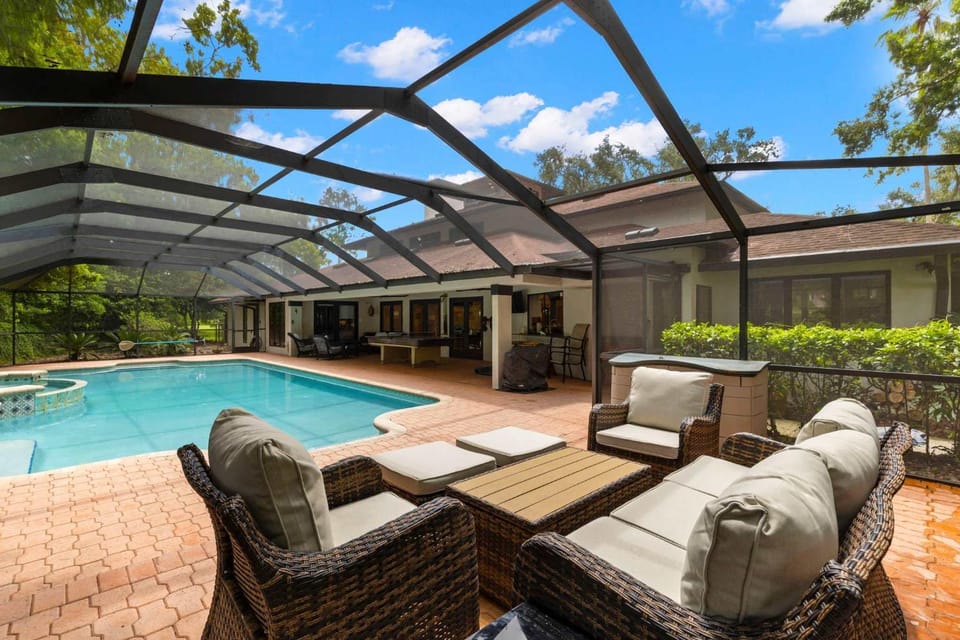 Sleeps 14-Pool-Games-Dog Friendly-Golf Course View House in Temple Terrace