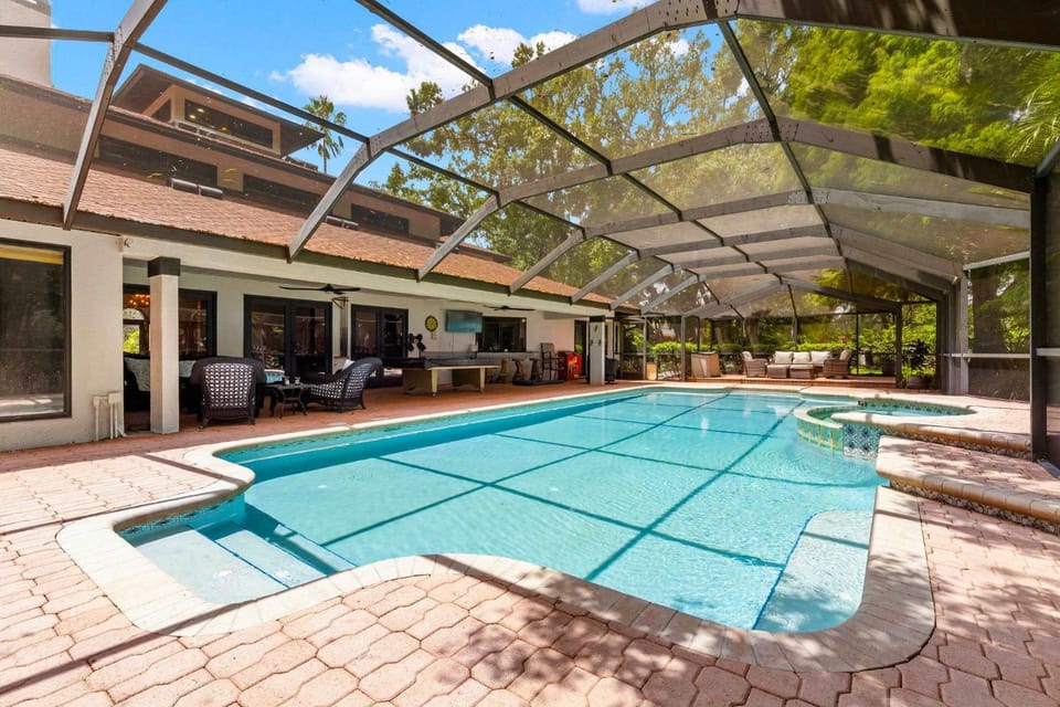 Sleeps 14-Pool-Games-Dog Friendly-Golf Course View House in Temple Terrace