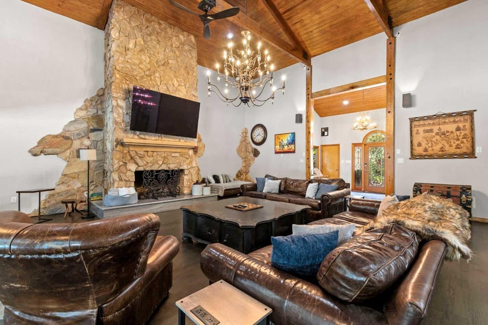 Sleeps 14-Pool-Games-Dog Friendly-Golf Course View House in Temple Terrace