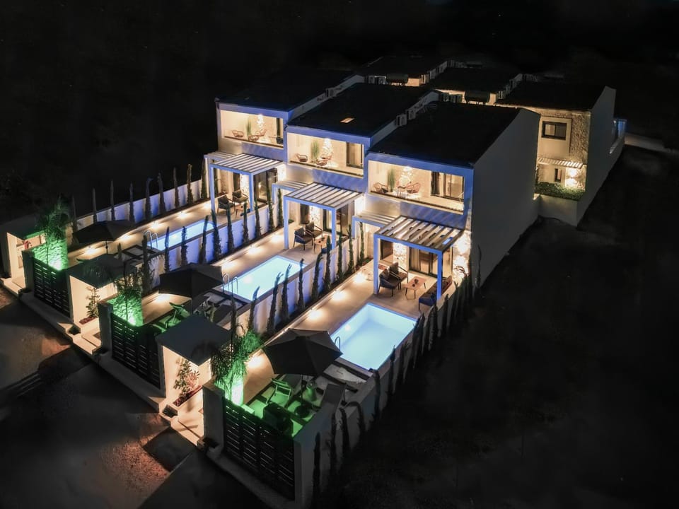 Property building, Facade/entrance, Garden, Swimming pool