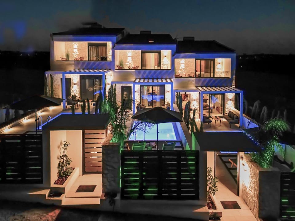 Property building, Facade/entrance, Garden, Swimming pool