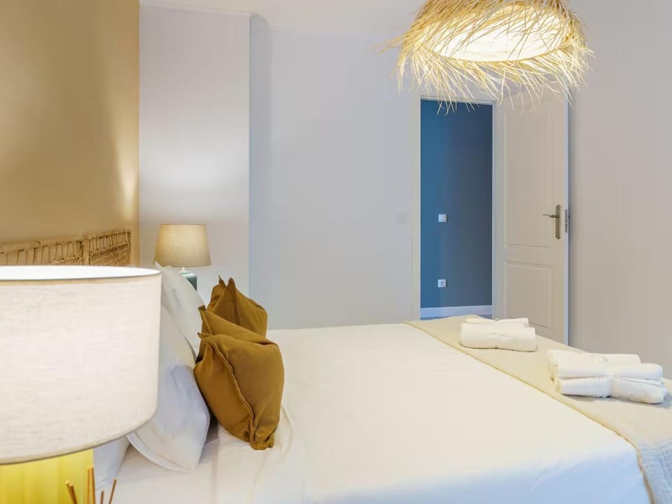 Bed, Bedroom, towels