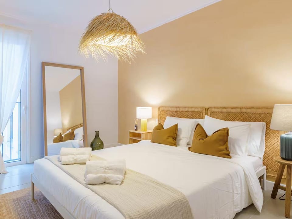 Bed, Bedroom, towels