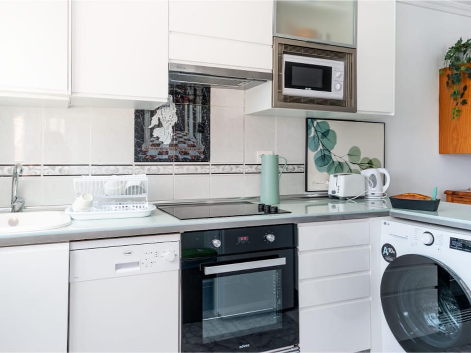 Kitchen or kitchenette, dishwasher, oven, toaster, washing machine